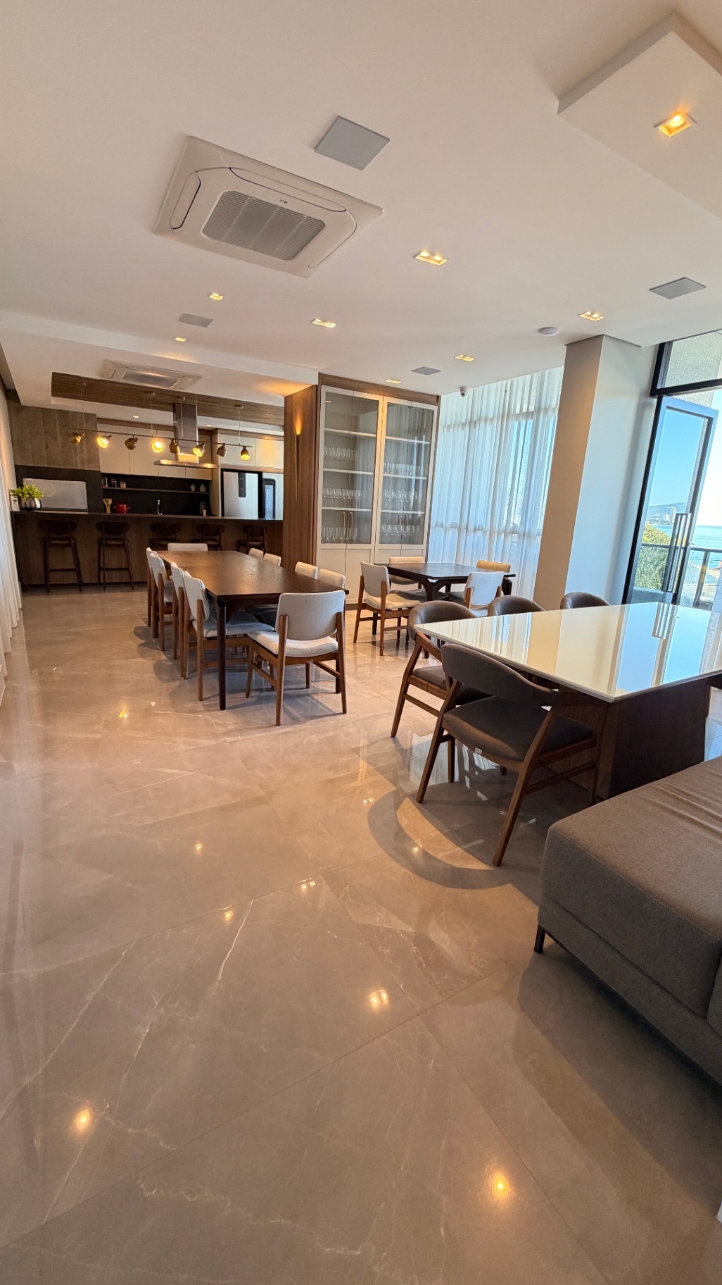 Salão de festas elegante com vista mar e decoração luxuosa