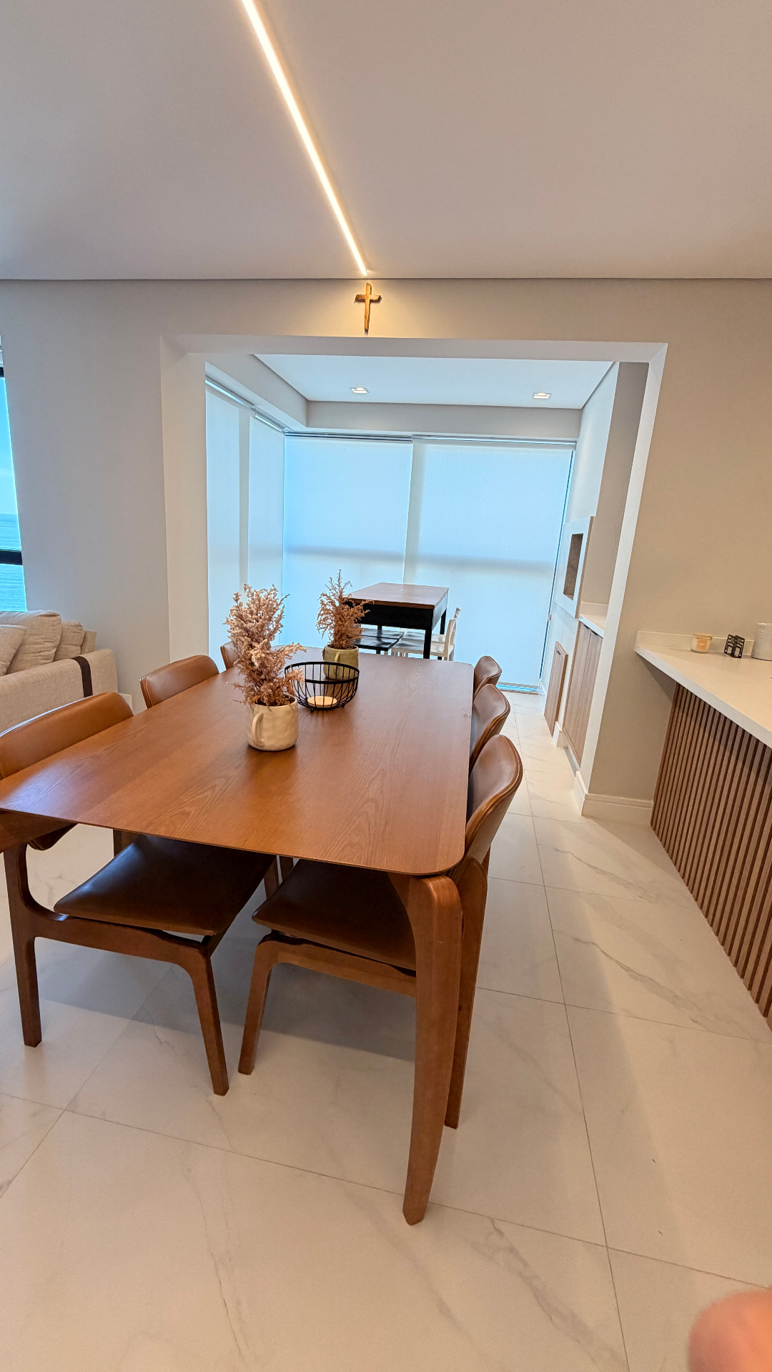 Sala de jantar integrada à varanda com vista mar