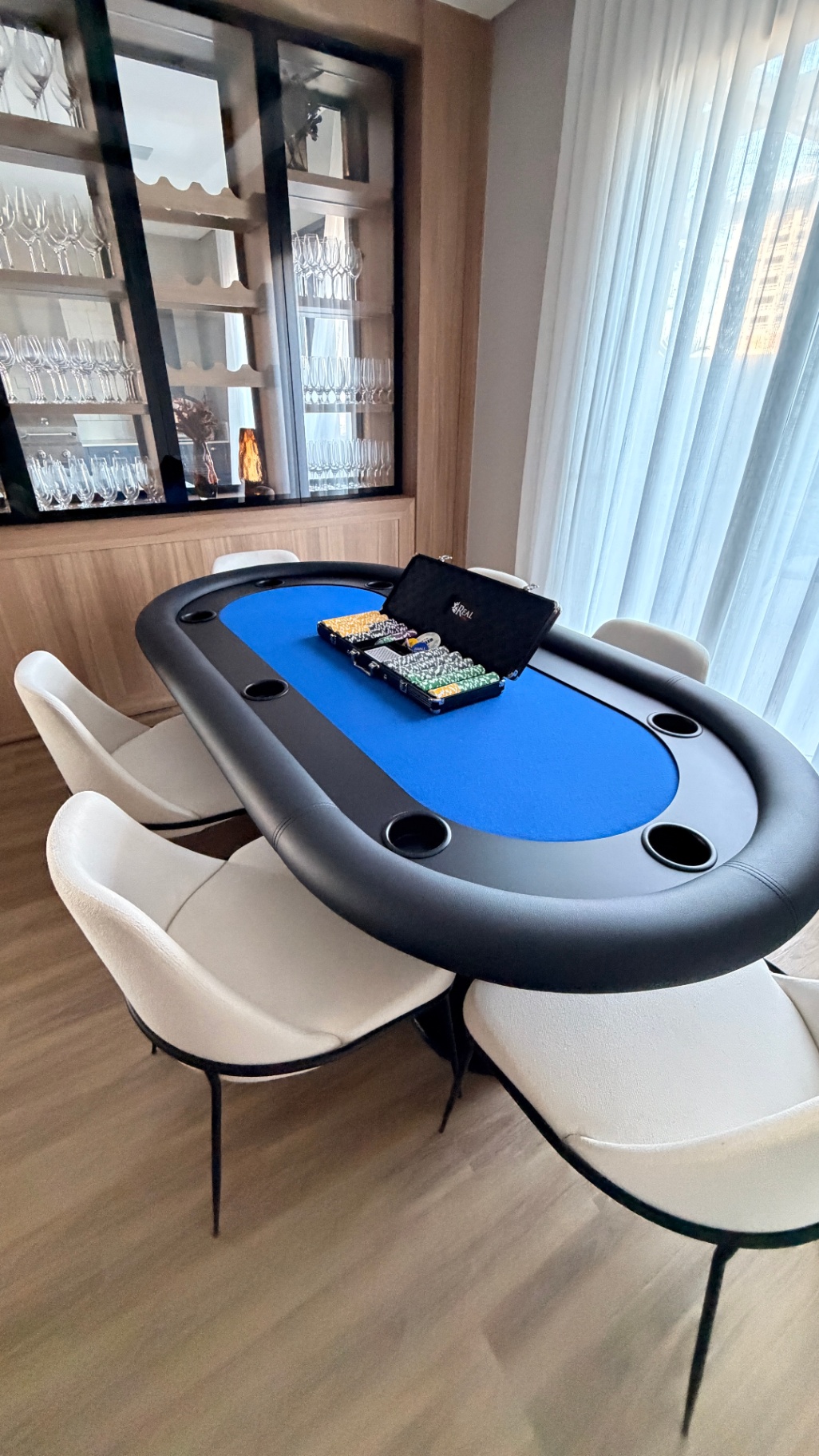 Sala de poker do condomínio com mesa profissional