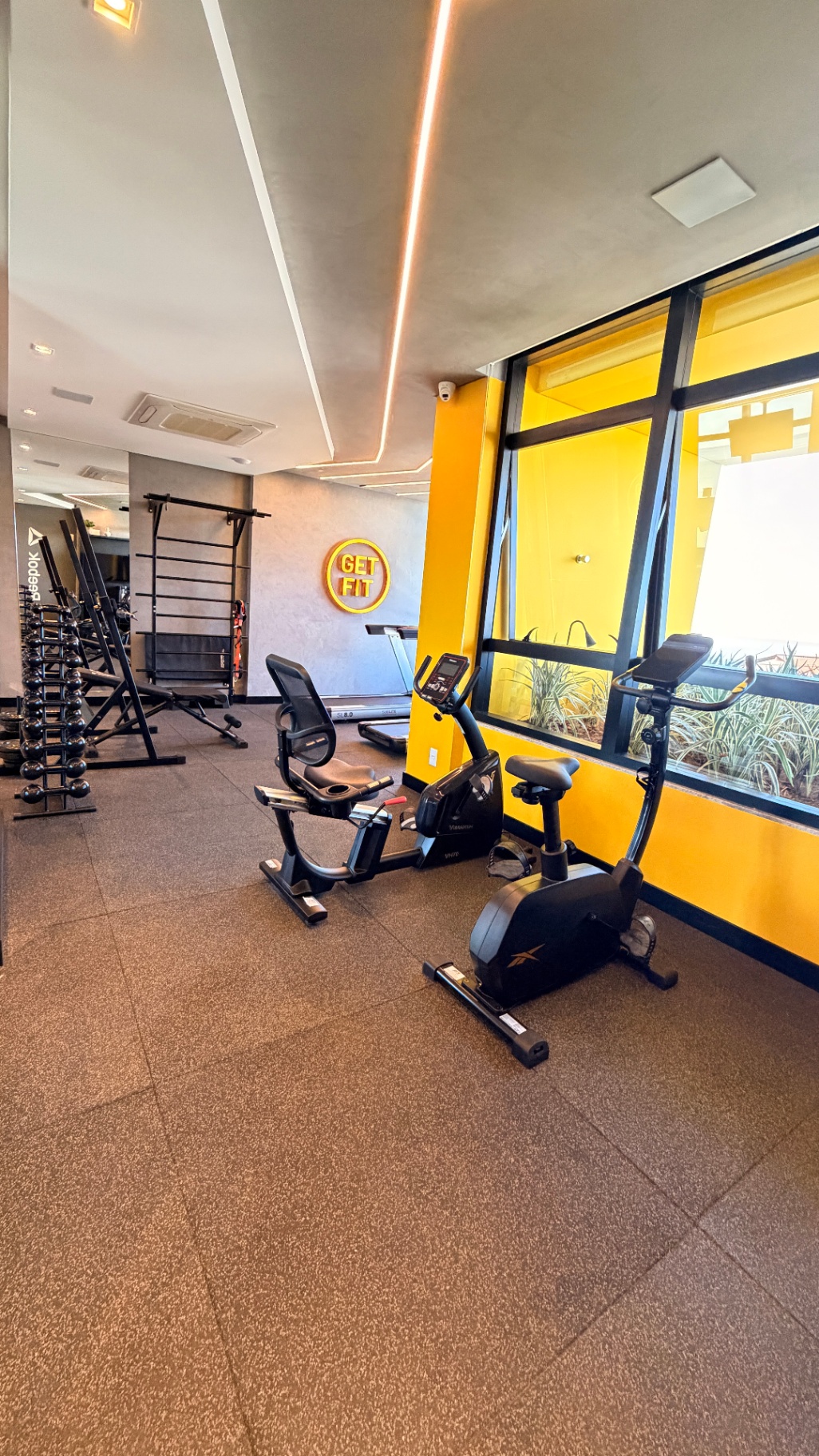 Academia equipada do condomínio com design contemporâneo
