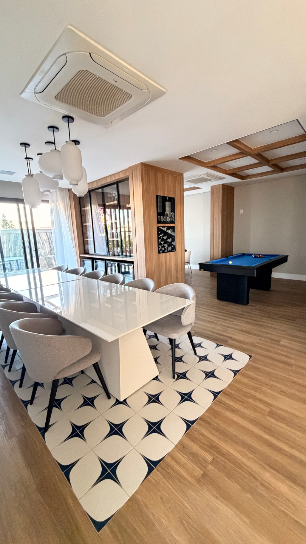 Salão com mesa de jantar e sala de bilhar do condomínio