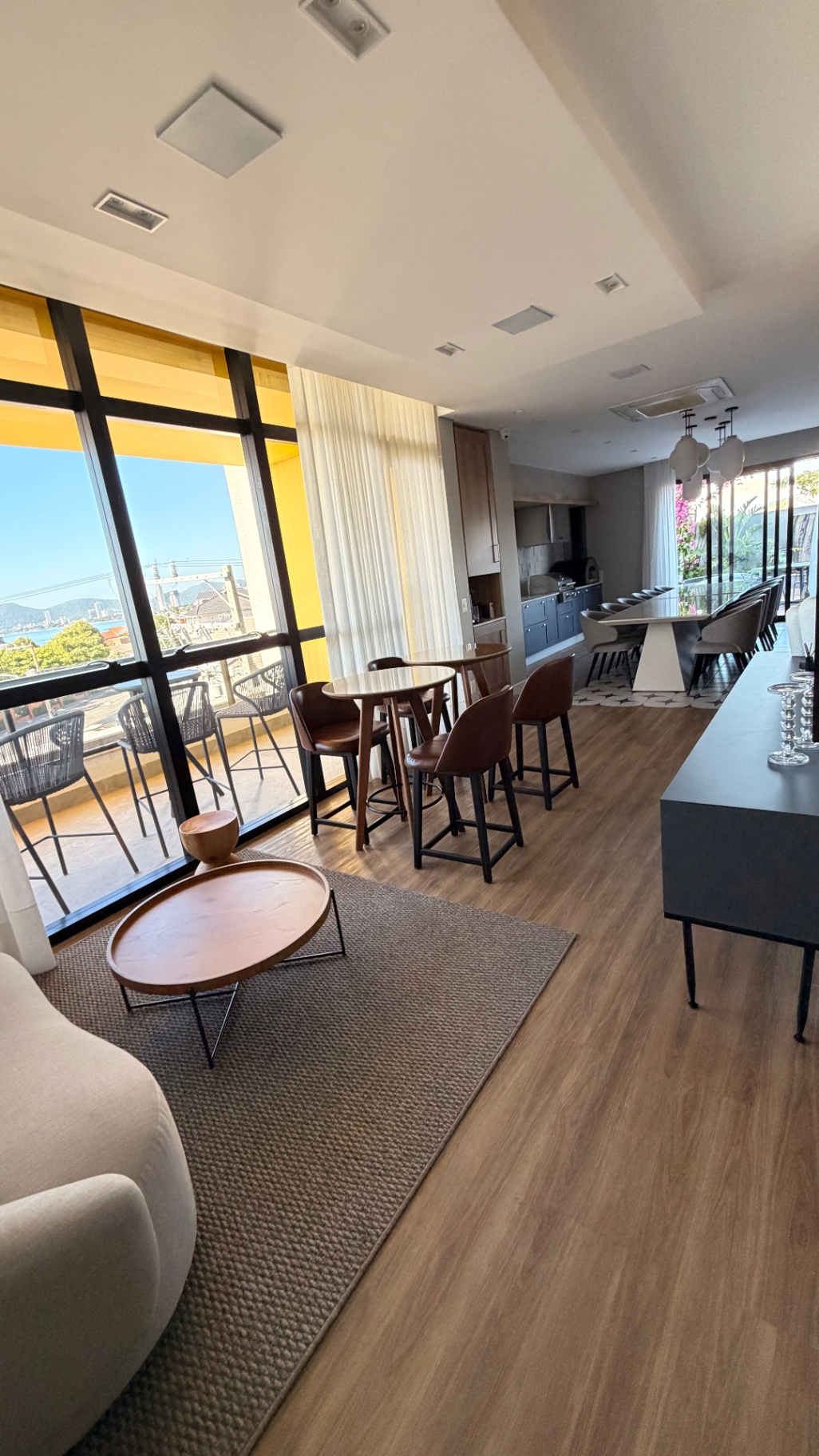 Lounge gourmet com bar, vista mar e sacada do condomínio